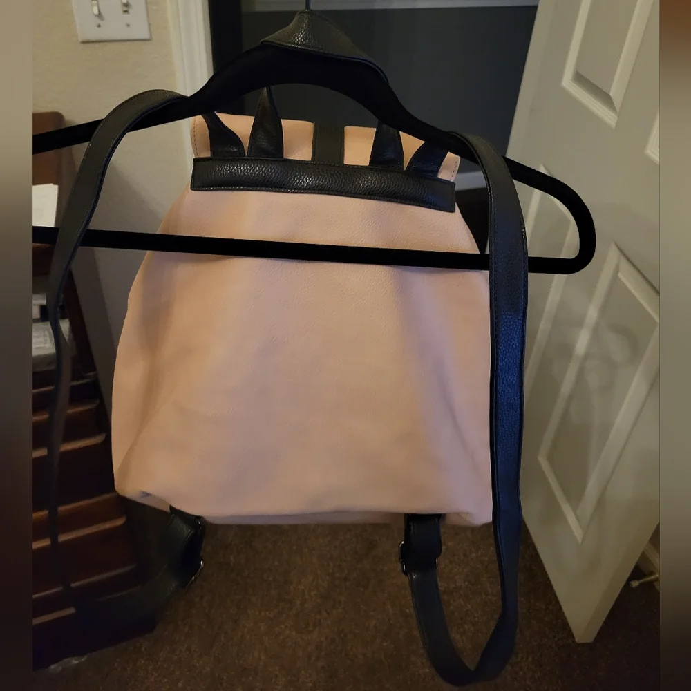 Backpack - Picture 3 of 7